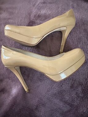 Michael Kors MK Patent Beige/Tan Platform Pumps Sz 6.5 EUC